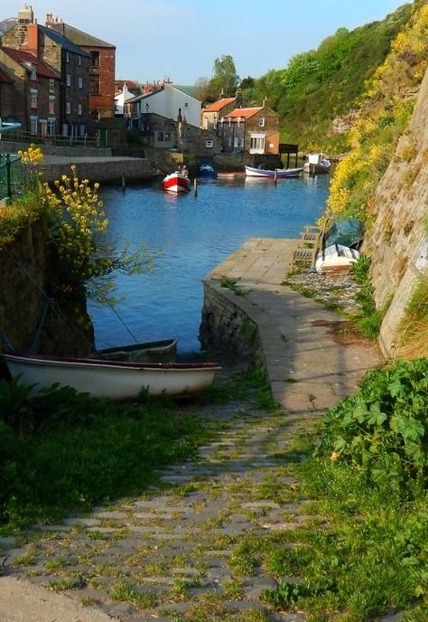 Staithes is a seaside village in North Yorkshire, England. Beachy Head, Robin Hoods, Robin Hoods Bay, Hampstead Heath, English Village, Seaside Village, Holiday Places, British Countryside, Yorkshire Dales