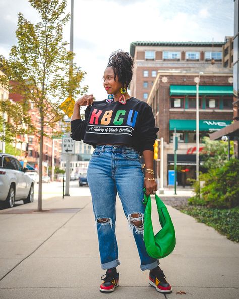 HBCU Homecoming looks are still poppin’ and I’m out here reppin’ in this DIY cropped HBCU sweatshirt 🔥 Paired with distressed denim and kicks to match, we’re keeping it cute, comfy, and all about Black excellence! 💯 This look is perfect for GAME DAY! Tap into my stories for the full details! 🏃🏾‍♀️ 📸 @throughdemis_.lens Earrings: @31and13 #hbcuhomecoming #hbcu Homecoming Outfits, College T Shirts, Plus Size Shopping, Black Excellence, Tshirt Outfits, Outfit Posts, Distressed Denim, Favorite Jeans, Homecoming