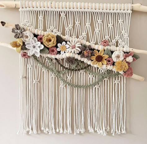 Macrame Wall Decor Ideas, Macrame Flowers, Macrame Angel, Simpul Makrame, Macrame Wall Hanger, Decorative Knots, Peg Loom, Small Macrame, Macrame Tapestry