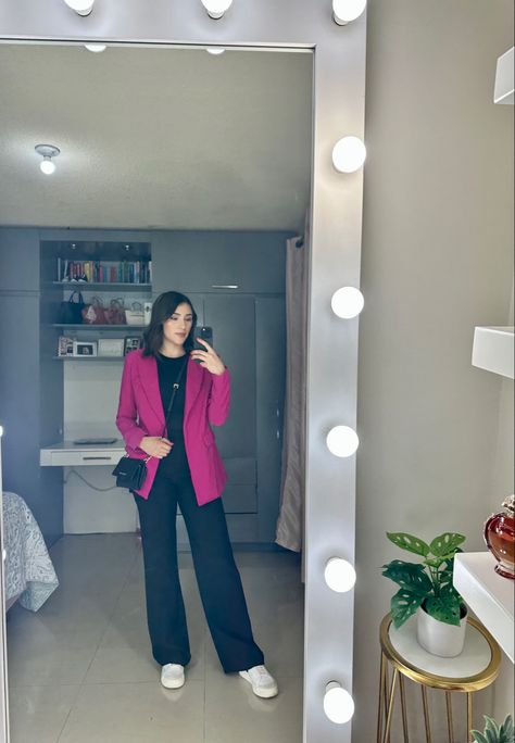 Pink Blazer Formal Outfit, Outfit Saco Rosa, Outfits Con Blazer Fucsia, Blazer Rosa Outfit, Blazer Rosa, Chic Office Outfit, Blazer Pink, Old Money Style, Pink Blazer