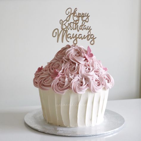 Pink giant cupcake Big Cupcake Cake Ideas, Huge Cupcake, Giant Cupcake Cake, Giant Cupcake Cakes, Pastry Ideas, Big Cupcake, 10 Cake, 70th Birthday Cake, Giant Cupcake