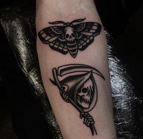 Old School Tattoos Black, Grim Reaper Head Tattoo, Skeleton Moth Tattoo, Reaper Head Tattoo, Traditional Tattoos Skull, Traditional Style Tattoo Black And White, Kneecap Tattoo Women, American Traditional Black And Grey, Skull Arm Tattoo