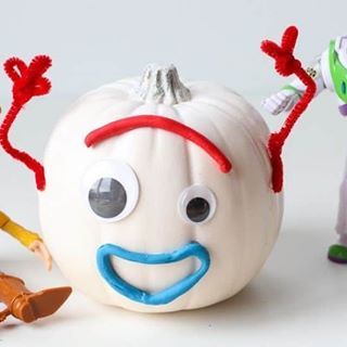 Pumpkin Decorating Contest Winners Ideas, Pumpkin Painting Ideas Book Characters, Forky Pumpkin, Disney Pumpkin Painting, Cookies In A Jar, Halloween Pumpkin Crafts, Creative Pumpkin Decorating, Creative Pumpkin Painting, Cute Pumpkin Carving