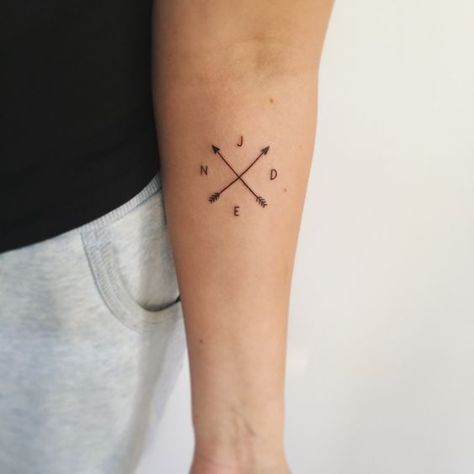 Family Arrow Tattoo, Tattoo Arrows, Arrow Tattoo Ideas, Crossed Arrow Tattoos, Chevron Tattoo, Meaning Of Arrow Tattoo, Tatuagem Masculina Pequena, Crossed Arrows, Tattoo Trend