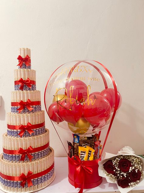 Hot air balloon and money tower Money Surprise Box Ideas, Money Tower Cake, Surprise Package Ideas, Surprise Balloon Box Ideas, Valentine Hot Air Balloon, Money Tower, Hot Air Balloon Gift, Box Bag Packaging, Birthday Money Gifts