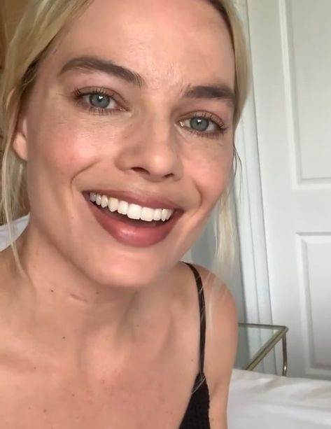 Margot Robbie Makeup, Celebrity Teeth, Kelly Lebrock, Margot Robbie Harley, Vanessa Kirby, Beauty Habits, Swag Makeup, Smile Makeover, Liv Tyler