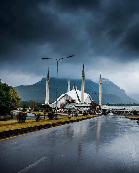 Faisal Mosque, Islamabad ( Capital of Pakistan ) Faisal Masjid, Faisal Mosque, Pakistan Pictures, Pakistan Tourism, Pakistan Culture, Pakistan Independence Day, Pakistan Travel, Islamabad Pakistan, Beautiful Mosques