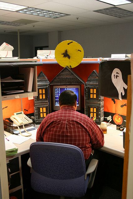 Halloween cubicle | Flickr - Photo Sharing! Halloween Cubicle, Christmas Cubicle Decorations, Cube Decor, Office Halloween Decorations, Halloween Window Decorations, Cubicle Decor Office, Work Cubicle, Halloween Office, Halloween Decor Diy