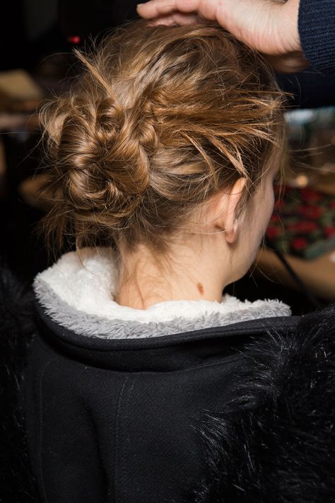 Vera Wang Fall 2015 Bun Knot, Perfect Student, Fashion Week Hair, Espresso Martinis, Fairy Hair, Popsugar Beauty, Beauty Looks, Trending Hairstyles, Dream Hair