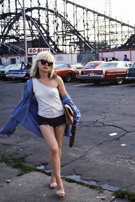 Debbie Harry at Coney Island, 1977 Debbie Harry Style, Harry Outfits, Deborah Harry Blondie, Deborah Harry, Blondie Debbie Harry, Women Of Rock, Debbie Harry, Female Singers, Up Girl