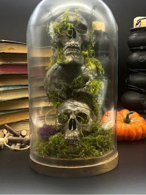 Creepy Cloche, Wedding Gift Art, Deco Halloween, Whats Wallpaper, Halloween Decor Diy, Creepy Decor, Diy Halloween Decor, Halloween Centerpiece, Dark Home Decor