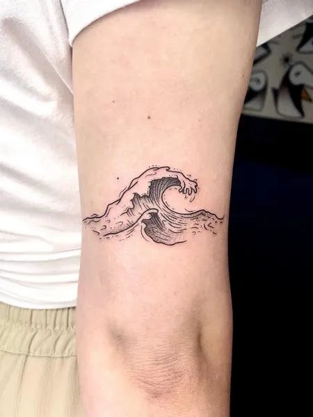 Ocean Wave Tattoo Water Tattoos, Ocean Wave Tattoo, Simple Wave Tattoo, Pisces Tattoo Designs, 2024 Tattoo, Small Wave Tattoo, Wave Tattoo Design, 16 Tattoo, Minimalist Tattoo Ideas