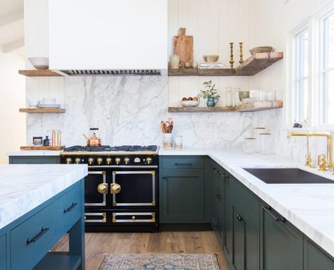 Amber Interiors of Los Angeles picked a one-piece Calcutta marble backsplash paired with dark cabinets for a kitchen in Ojai. #remodelista #remodel #kitchen #backsplash #marble #interiordesign Calcutta Marble Backsplash, Plain English Kitchen, Marble Backsplash Kitchen, Glam Kitchen, Indoor Outdoor Kitchen, Transitional Contemporary, London Kitchen, Marble Kitchen, Minimalist Kitchen Design