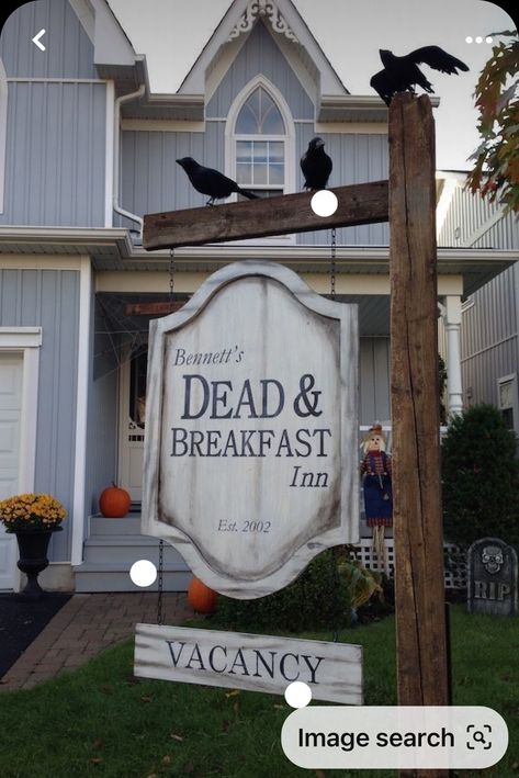 Dead And Breakfast, Spooky Outdoor Halloween Decor, Halloween Outdoor Decoration, Halloween Yard Signs, Halloween Decorations Outdoor, Scary Christmas, Diy Halloween Decor, Halloween Tattoo, Halloween 20