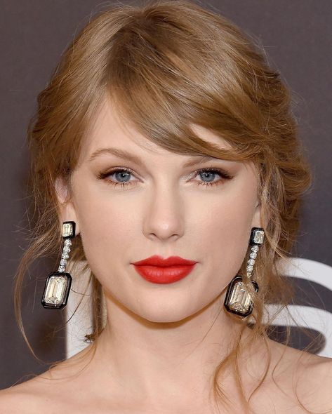 Taylor Swift Face, Taylor Swift Eyes, Tyler Swift, Female Artists Music, Taylor Swift Makeup, Taylor Swift Dress, Black And White Face, Taylor Swift Cute, Ariana Grande Photoshoot