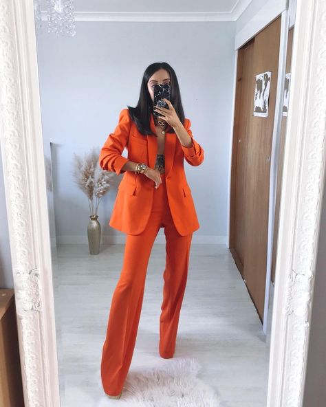 Orange Professional Outfits, Orange Pants Suit Women, Blazer Naranja Outfit Mujer, Orange Pants Outfit Work, Prom Suit Women, Orange Pants Outfit, Grad Outfits, Orange Suit, Pant Suits For Women