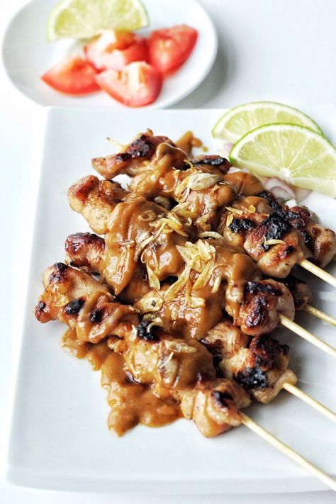 Indonesian Satay, Indonesian Food Recipes, Satay Marinade, Indonesian Chicken, Template Blogger, Spicy Peanut Sauce, Indonesian Cuisine, Chicken Satay, Spicy Peanuts