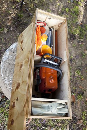 Chainsaw box-7666 Power Tool Storage, Logging Equipment, Tool Storage Diy, Wood Shed, Shop Storage, Garage Tools, Workshop Storage, Diy Garage, Wooden Sculpture