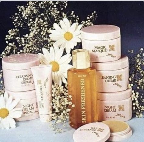 Vintage Skincare, 70s Beauty, Vintage Mary Kay, Trending Skincare, Beast Quotes, Mary Kay Party, Mary Kay Pink, Mary Kay Skin Care, Mary Kay Ash