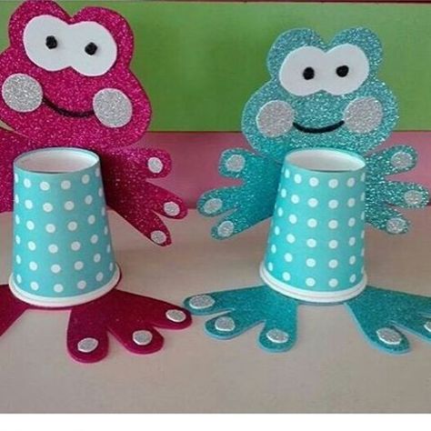 Etkinlik için @anasinifimiz a teşekkür ediyoruz.  #okuloncesietkinlik #anasinifi… Puppets For Kids, Decorated Gift Bags, Frog Crafts, Puppet Crafts, Handprint Crafts, Art N Craft, Paper Cups, Paper Crafts For Kids, School Decorations