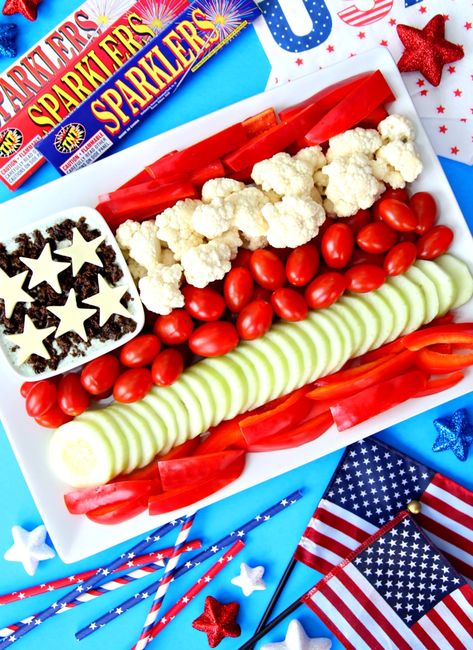 Patriotic Veggie Platter Appetizer Boards, Veggie Platter, Patriotic Food, Fruit And Veggie, Vegetable Tray, Vegetable Platter, Snack Platter, Fourth Of July Food, Blue Crafts