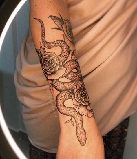 Dragon Tattoo Forearm, Snake And Flowers Tattoo, Voll Arm-tattoos, Tattoo Pierna, Floral Snake, Wrap Around Tattoo, Around Arm Tattoo, Wrap Tattoo, Feminine Tattoo Sleeves