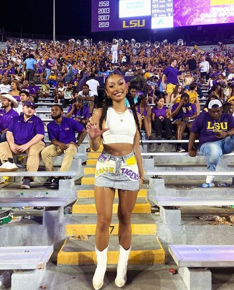 LEXI•NGO 🇻🇳 on Instagram: "🐯 fan" Fall Gameday Outfit College, Gameday Outfit Lsu, College Football Game Outfit, Lsu Game Day, Lsu Gameday, Lsu Outfits, Lsu Game, College Gameday Outfits, Football Outfit