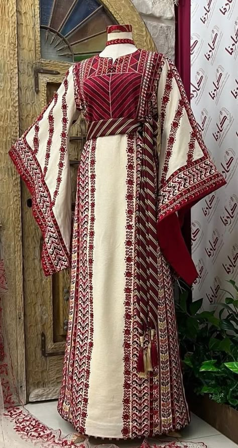 Henna Dress Modern, Syrian Traditional Dress, Syrian Dress, Toriel Undertale, Desi Fashion Casual, Modest Dresses Casual, Fancy Dresses Long, Afghan Dresses, Simple Pakistani Dresses