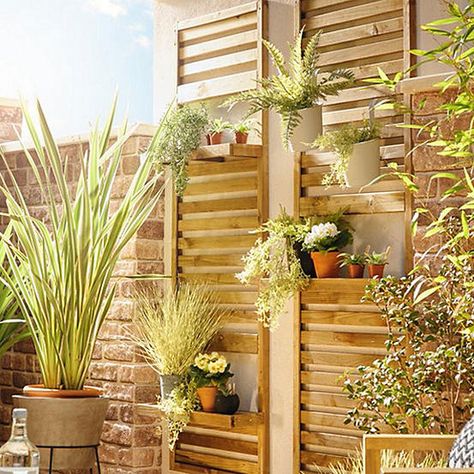 This Slatted Wall Planter is ideal for anyone who wants to create their own modern living plant wall. For those who don't have a large garden for vegetables or perennials, a wall mounted vertical garden is the answer. Garden wall planters are an attractive and space saving alternative, which make an excellent outdoor feature. Living walls are increasingly popular and can also make a real statement across a large surface area in your garden. This contemporary vertical planter is modular, meaning Garden For Vegetables, Garden Wall Planters, Wall Greenhouse, Living Plant Wall, Screening Ideas, Slatted Fence, Garden Pergolas, Slatted Wall, Slatted Fence Panels