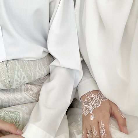 Islam Wedding Aesthetic, Faceless Wedding Aesthetic, Melayu Wedding, Halal Couple, Muslim Wedding Photos, Muslim Wedding Photography, Foto Wedding, Seni Dan Kraf, Muslim Couple Photography