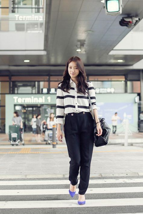 Park Shin-hye before and after departure, standing or sitting, still beautiful @ HanCinema :: The Korean Movie and Drama Database Park Shin Hye Outfits, Park Shin Hye, Korean Actresses, Korean Celebrities, Korean Actress, Airport Style, Asian Style, Korean Outfits, Korean Beauty