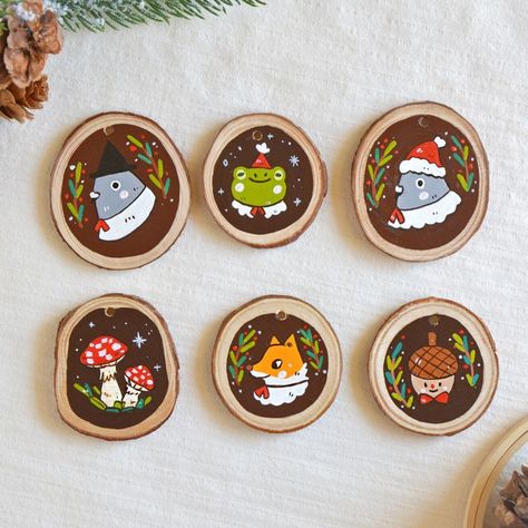 Diy Seasonal Decor, Yule Crafts, Clay Pins, Happy Fox, Posca Art, Christmas Arts And Crafts, Painted Rocks Craft, Homemade Decor, Painted Ornaments