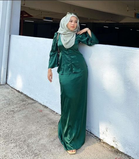 Baju Raya Emerald Green, Emerald Green Dress Hijab, Ide Jurnal, Emerald Green Outfit, Bee Fashion, Satin Hijab, Dress Bridesmaids, Hijab Wear, Satin Fashion