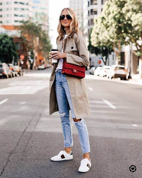 Designer bag / street style fashion / #fashion #womensfashion #streetstyle #ootd #style #handbag #designerbag #luxury  / Pinterest: @fromluxewithlove Gucci Shoes Outfit, Gucci Sneakers Outfit, Trenchcoat Outfit, Mantel Outfit, Jeans Gucci, Embroidered Sneakers, Sneakers Gucci, Street Style Bags, Trench Coat Outfit