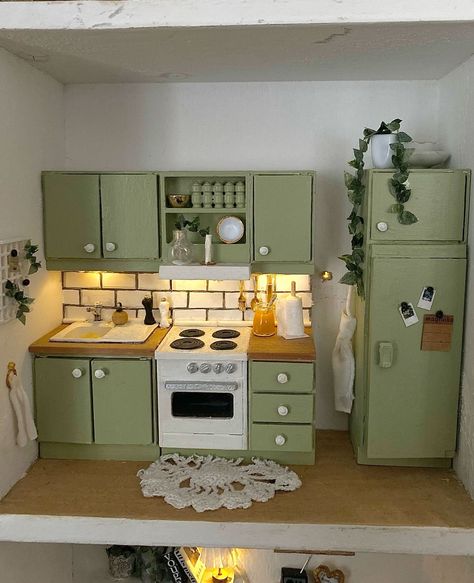 Mini Kitchen Dollhouse, Kitchen Miniature Model, Diy Dollhouse Interior, Doll House Kitchen Diy, Barbie Kitchen Ideas, Mini Rooms Diy, Doll House Ideas Interiors, Dollhouse Kitchen Diy, Miniature Kitchen Ideas