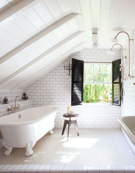 Comfortable and Cozy: 30 Attic Apartment Inspirations Claw Foot Bathtub, Attic Bathroom Ideas, Ford Interior, Black Shutters, Small Attic, Attic Bathroom, Attic Apartment, Bad Inspiration, Floor Ideas