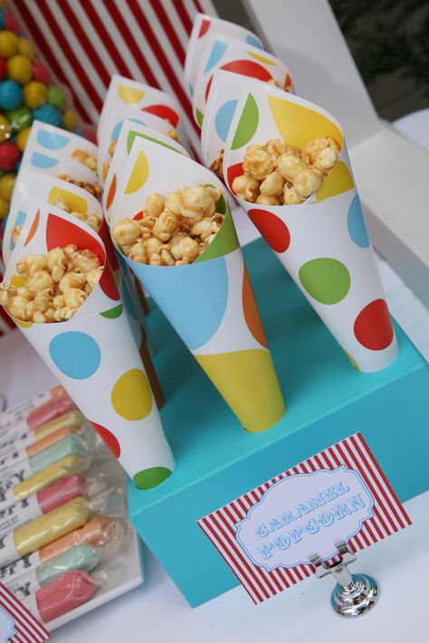 Carnival Treats, Circus Peanuts, Fete Ideas, Circus Carnival Party, Carnival Food, Circus Theme Party, Carnival Themed Party, Popcorn Party, Circus Birthday Party