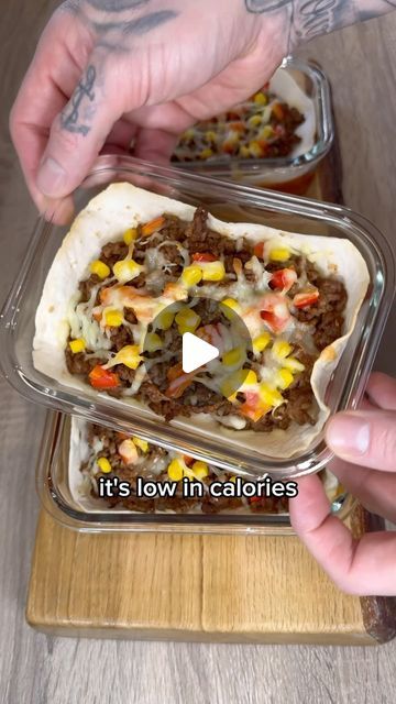 Neill Miller on Instagram: "Beef Burrito Glass Bowl Meal Prep 🙌  Love these glass bowls for meal prep, they make life so much easier 💯   507 Calories per bowl 45g Protein  39g Carbs  19g Fats  Ingredients (for 3 bowls): ▪️500g 5% lean mince  ▪️6 mini wraps (with edges trimmed) ▪️1 red pepper ▪️1/3 cup sweetcorn ▪️45g grated mozzarella  ▪️1 can of Potts enchilada sauce  ▪️60g natural yoghurt   #mealprep #mealprepping #mealprepideas #lowcaloriemeals #lowcalories #highproteinmeals #highprotein" One Bowl Meal Prep, Glass Container Meal Prep, Mini Wraps, Bowl Meal Prep, Beef Burrito, High Protein Meal Prep, Protein Meal, Meal Prep Bowls, Enchilada Sauce