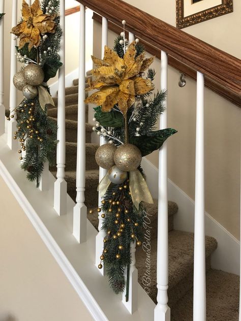 Stair Way Christmas Decorations, Christmas Decorations Railings, Staircase Decor Christmas, Christmas Staircase Decor Ideas, Christmas Decor Stairs Railings, Christmas Staircase Ideas, Bannister Christmas Decor, Christmas Staircase Decor Banisters, Christmas Banister Decorations