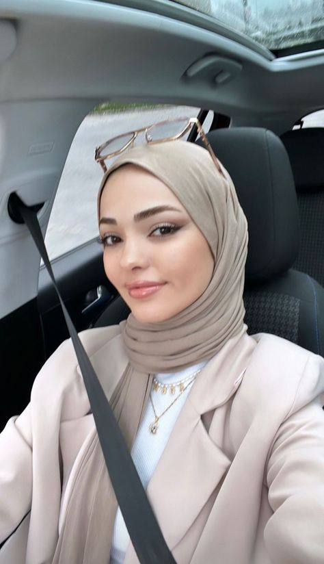 Hijabi Style Outfits, Women In Hijab, Turkish Hijab Style, Turkish Hijab, Hijab Fashion Summer, Trench Beige, Simple Hijab, Modest Fashion Hijab