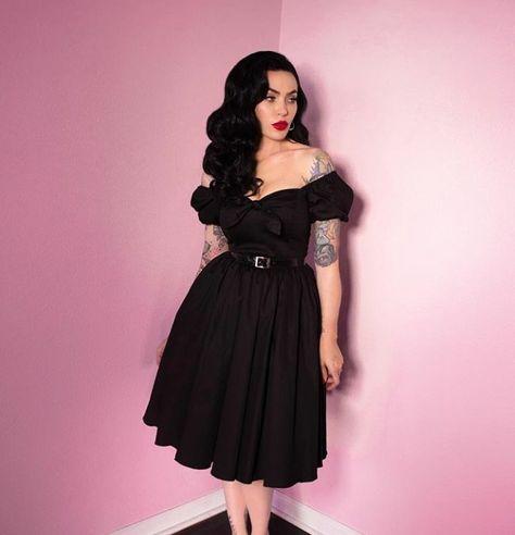 50s Goth, Pin Up Goth, Goth Pinup, Goth Baddie, Micheline Pitt, Ladies Outfits, Vintage Housewife, Retro Style Dress, Office Vintage