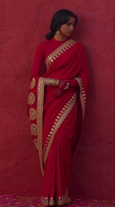 Red Saree Wedding, Fashion Lehenga, Best Indian Wedding Dresses, Sabyasachi Sarees, Sabyasachi Bride, Bridal Sarees South Indian, Indian Bride Outfits, Fashionable Saree Blouse Designs, Fancy Sarees Party Wear