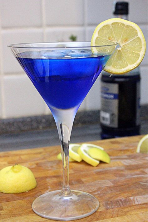 Angelo azzurro cocktail: la ricetta originale con ingredienti e dosi | Wine Dharma Jelly Shots, Cocktail And Mocktail, Winter Cocktails, Mixed Drinks Recipes, Blue Curacao, Miami Vice, Trim Healthy Mama, Smoothie Shakes, Delicious Cocktails