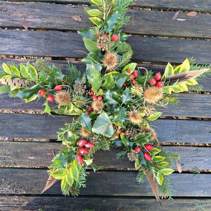 This year I’ve gone rogue and made a star-shaped wreath for our front door. Its made with all the foliage I’d put in a traditional fresh Christmas wreath, but using a star wreath form made out of floral foam. What you need to make a star wreath. I used floral foam to make my star-shaped wreath and came up with a super simple way to mark out my star. 1 round floral foam pad (mine is 15 inches in diameter) A piece of string or yarn Marker Pen Knife Short length of wire… Star Wreath Form, Twig Stars, Fresh Christmas Wreath, Pen Knife, Star Wreath, Tree Centerpieces, Tree Collar, Deco Mesh Christmas Wreaths, Pine Cone Decorations