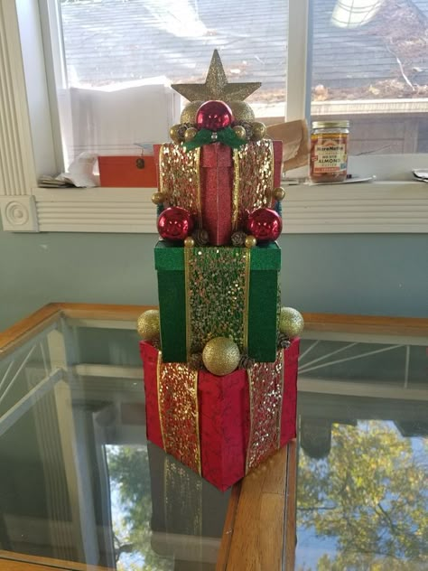 Diy Christmas Present Boxes Decor, Gift Box Centerpiece Ideas Christmas, Christmas Gift Towers For Kids, Stacking Christmas Boxes, Diy Fake Christmas Presents, Present Centerpieces Christmas, Gift Box Christmas Tree, Present Stack Decoration, Present Stacking Ideas