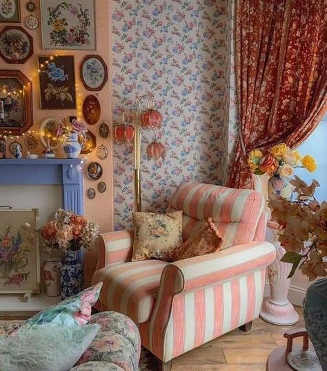 English Country Interiors, Shed Interior, Colourful Living Room Decor, Living Room Den, Casa Country, Pink Living Room, Cottage Interior, Colourful Living Room, Cottage Interiors