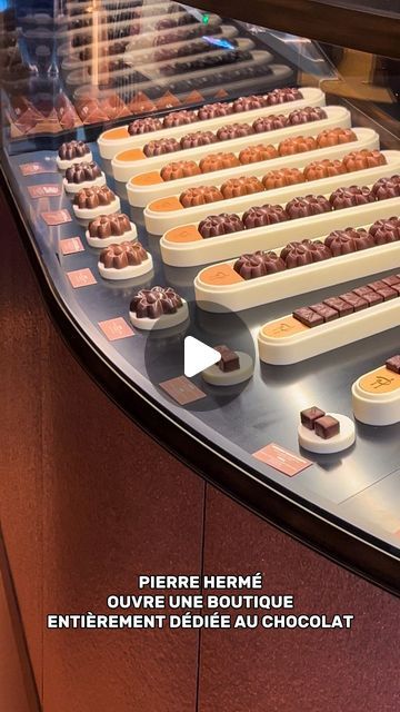 Julie Zwingelstein on Instagram: "Pierre Hermé et la chocolaterie 🍫  À deux pas de l’Opéra, @pierrehermeofficial inaugure « Infiniment Chocolat », une boutique entièrement dédiée au chocolat.  Ici, pas de pâtisserie ni de macaron, mais des créations chocolatées, dont de nombreuses sont proposées en exclusivité : bonbons signature, tablettes d’exception, barres régressives, sans oublier les fleurs de guimauve.   Formes, goûts, textures, rien n’a été laissé au hasard pour une expérience gourmande totale.   📍 Infiniment Chocolat 23, boulevard des Capucines 75002 Paris   Collaboration commerciale - invitation _ #pierreherme #pierrehermé #infinimentchocolat #chocolat #paris #75002 #sortiraparis #bonneadresseparis #parisjetaime #chocolatier #chocolatelover #quefaireaparis" Chocolatier Shop, Boulevard Des Capucines, Boutique Patisserie, Chocolate Store, Chocolate Stores, Boutique