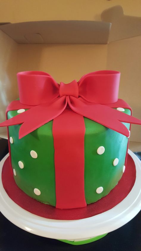 Gender Reveal Cake - Christmas Gift Theme Christmas Gender Reveal Cake, Christmas Gift Themes, Christmas Gender Reveal, Christmas Baby Shower, Gender Reveal Cake, Reveal Ideas, Baby Reveal, Baby Shower Gender Reveal, Fondant Cakes