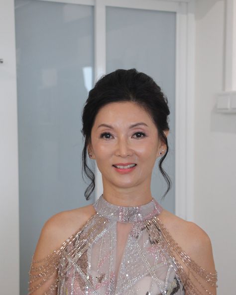 When I shared this client on my stories, a few people asked me “ Is she an actress?” 💖 Apparently she is not an actress. 😬 This is the mother of groom makeup that I did recently. She is someone that doesn’t wear makeup everyday hence she has very beautiful skin. I did the high volume messy hair as per her request and totally giving the crazy rich asian vibes. 🙌 As all the makeup artists know, doing mature makeup is not easy and I always like to embrace the grace that came with age. I did... Mother Of Groom Makeup, Bride Makeup Asian, Mother Makeup, Mother Of Bride Makeup, Mothers Makeup, Asian Mother, Groom Makeup, Makeup Everyday, Makeup Asian