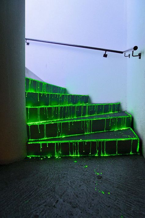 Glowsticks on the front steps for Halloween night @Gina Macaluso Do you still… Halloween Diy Outdoor, Halloween Fest, Casa Halloween, Halloween Decorations Diy Outdoor, Halloween Tattoo, Front Steps, Diy Outdoor Decor, Fantasias Halloween, Theme Halloween